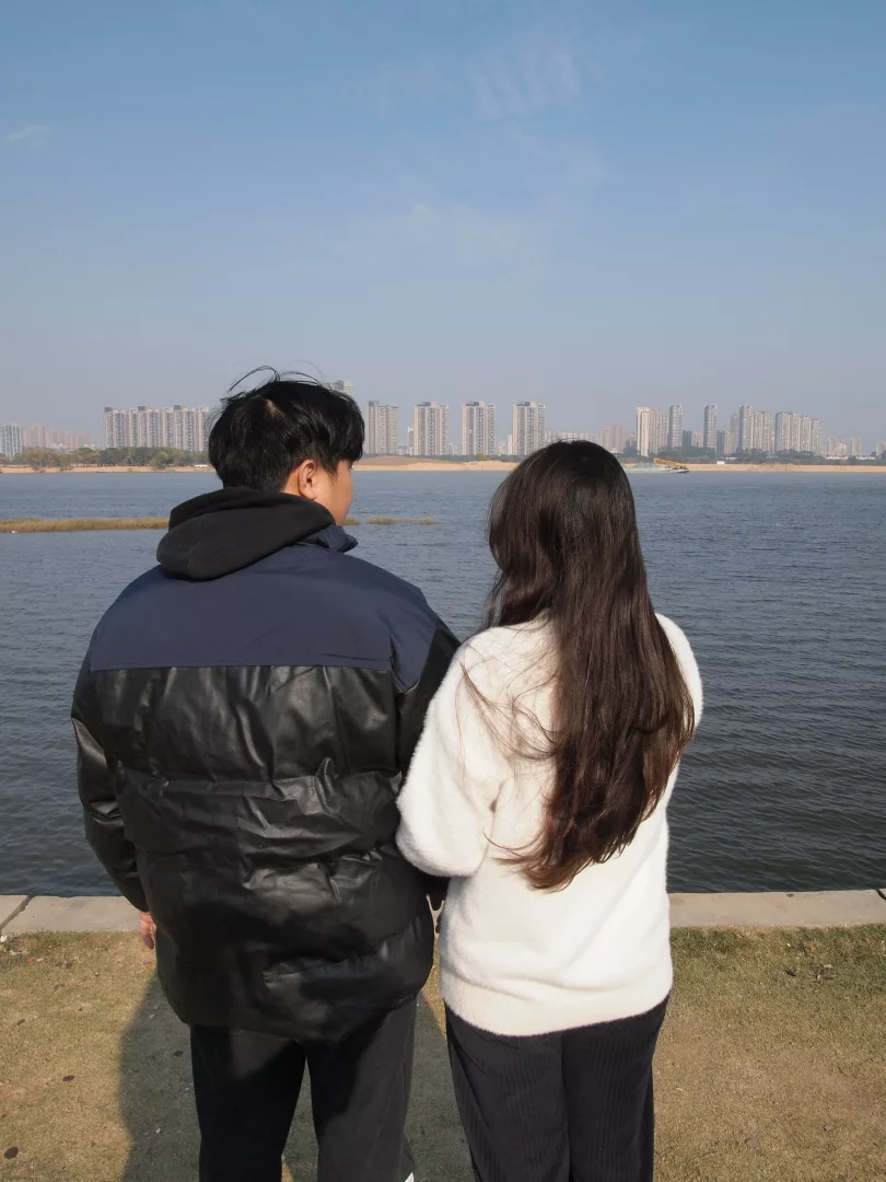 江边散步